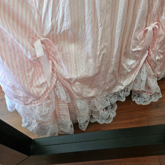 Beautiful hand-Made Southern Belle Satin Ball Gown - Picture 7 of 12